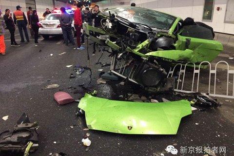 法拉利与兰博基尼相撞谜团：黑色高跟鞋遗落现场