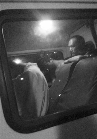 十余男子涉聚众淫乱被警方带走 3人被行政拘留