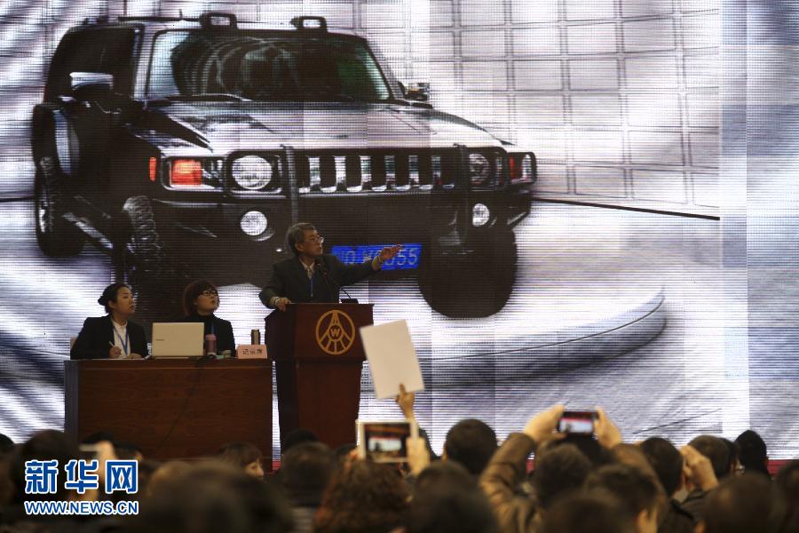 　1月14日，在五粮液公务车拍卖会上，竞拍者在竞拍一辆悍马车。