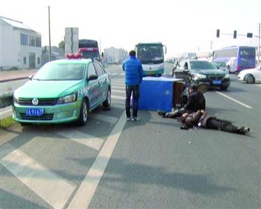 在高速公路出口处相撞