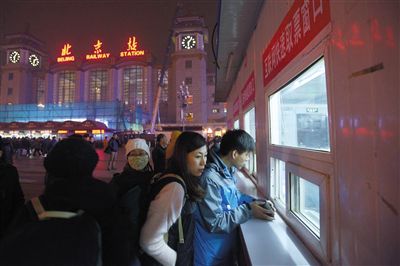 昨日，北京站广场“互联网取票窗口”前部分乘客等待取票。昨日，北京四大火车站售票窗口开售春运火车票，购票乘客寥寥无几。