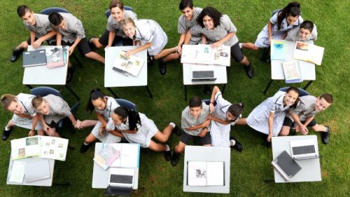 Nazareth catholic高中8年级接收了8对双胞胎。(图片来源:澳洲网)