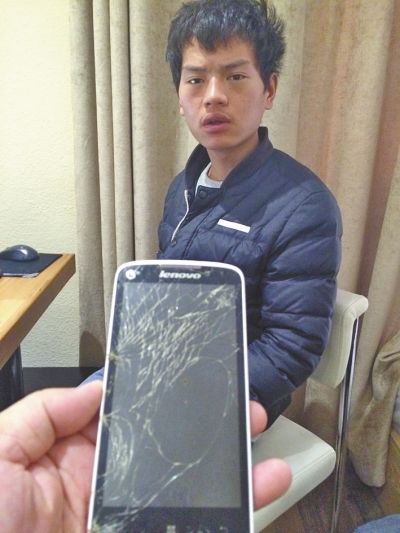 打人视频就是从这部被摔碎的手机中传出的。