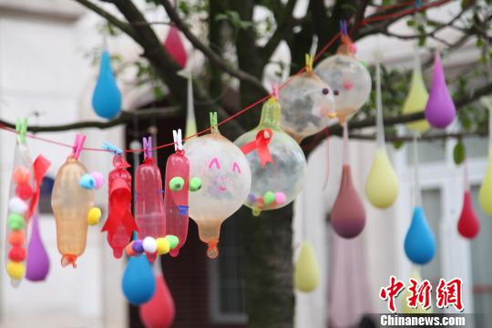学生们把避孕套做成了装饰品。 钟欣 摄 学生们把避孕套做成了装饰品。 钟欣 摄