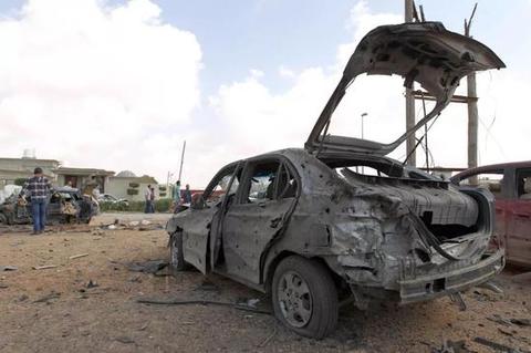 这是2014年3月17日在利比亚班加西拍摄的被汽车炸弹炸毁的一辆汽车。(新华社/法新)