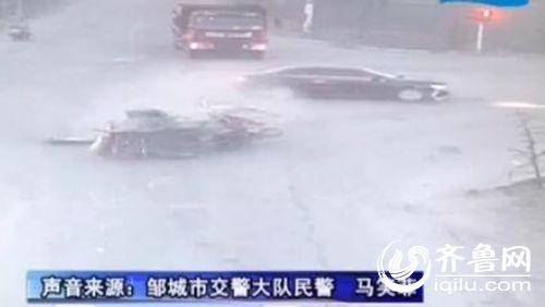 三轮车闯红灯被轿车撞飞，司机从车内甩出。