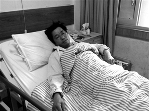 陈建雄躺在医院的病床上 实习生 邱一文 摄