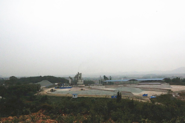 万年县裴梅镇坂背村原退耕还林地,现为上万高速P2标段项目料场。 本文图片均为新华网 图