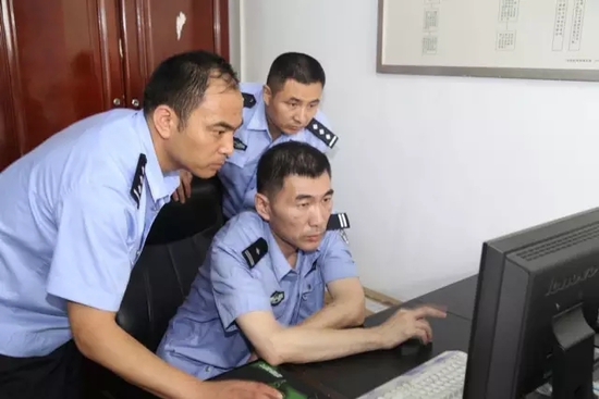 民警在进行调查。