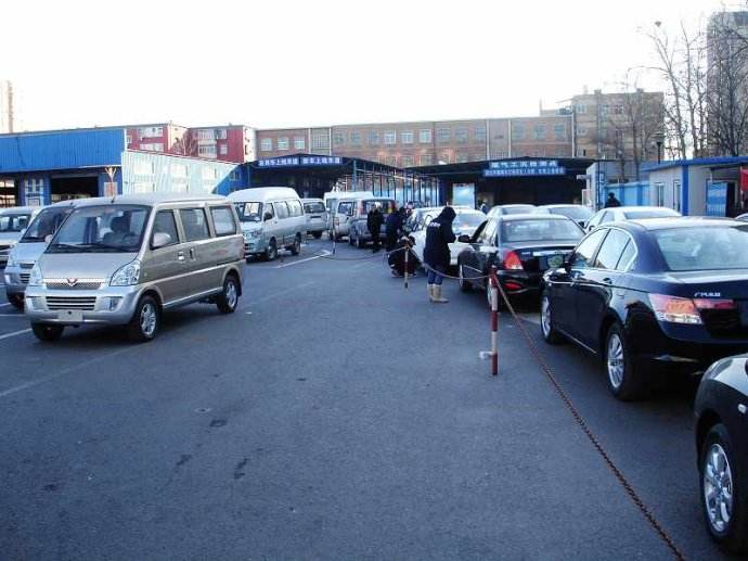 等候年检的排队车辆