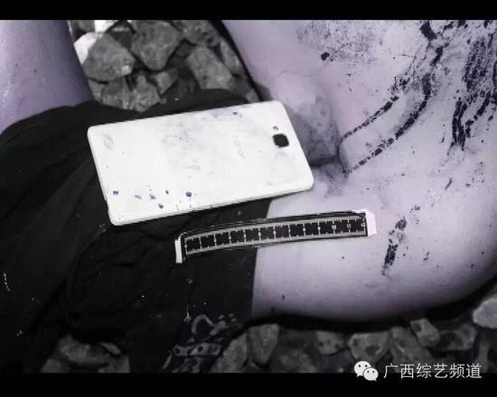 案发现场并没有目击者，女子在现场是泣不成声。