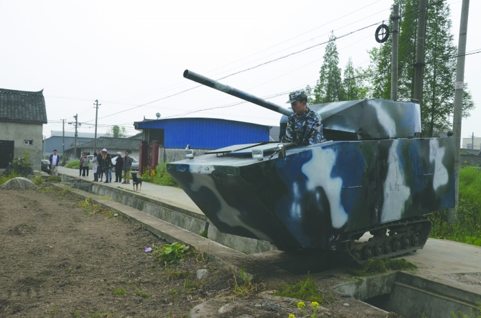 长4.5米，宽1.6米，高2.1米，总重量近3吨，造价4万元左右，炮台可以360°旋转，炮能自由升降。“坦克”侧面有个门，方便儿子进出。