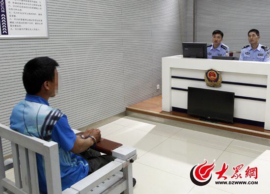 民警对犯罪嫌疑人宋某进行审讯。