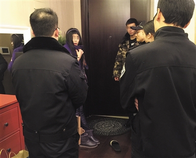 该女粉丝在接受警方的问询。