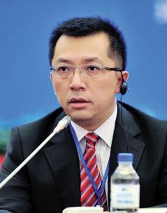 李勇 央视财经频道副总监,曾参与1993年央视新闻中心的多次新闻改革,主持策划了《三峡工程大江截流特别报道》、《直击华尔街风暴》、《直击G20》等一系列大型直播和特别节目。参与过央视《3·15晚会》等节目,十余次获得中国新闻奖和中国电视奖。