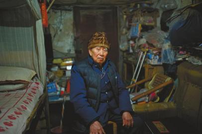 1月14日，成都五块石车站附近，廖弟友在家接受记者采访。