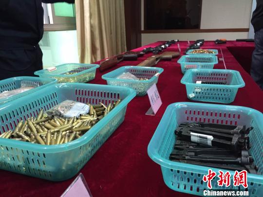 潮州警方破获特大非法买卖、持有枪支弹药犯罪团伙，展示涉案枪支。　陈启任摄