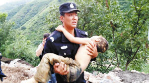 参与救援的民警将孩子抱离危险地区