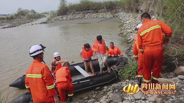 恋人玩浪漫约会河边赏景 遇上游放水险被冲走