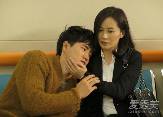 俞飞鸿穿小黑西装