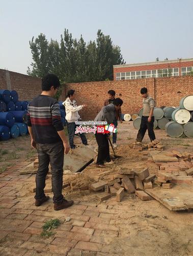 外有监控内有恶狗 邢台排污企业挖暗沟直排废酸