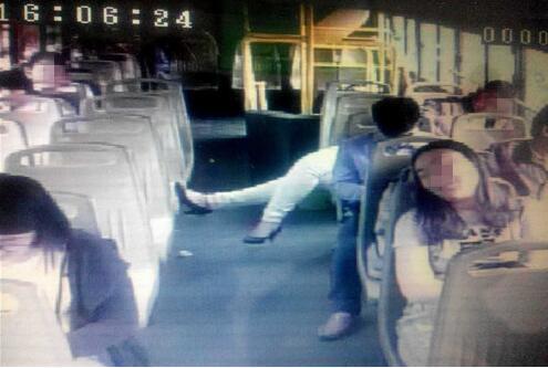 情侣郑州公交上秀恩爱接吻半小时 监控画面曝光