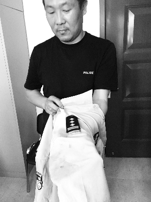 民警夺刀被划伤