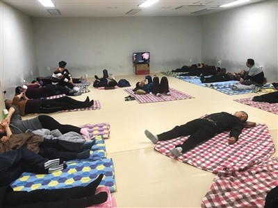 “小黑屋”内设施简陋，一间屋内同时铺上好几床被子，唯一家电是一个小电视机。