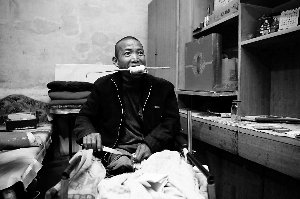 农民自锯病腿 不知可以报销