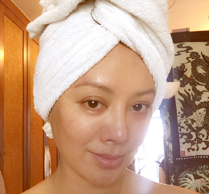 宁静裹浴巾个性晒斑 素颜出镜被赞“美美哒”