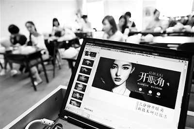 整容速成班的生意十分火爆。图为上海警方捣毁的非法美容培训班供图/视觉中国