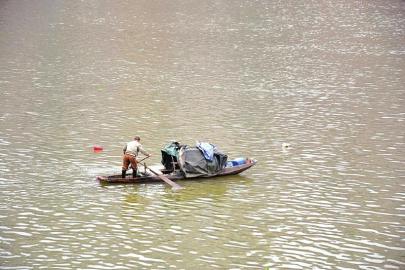 沱江边的打渔者。