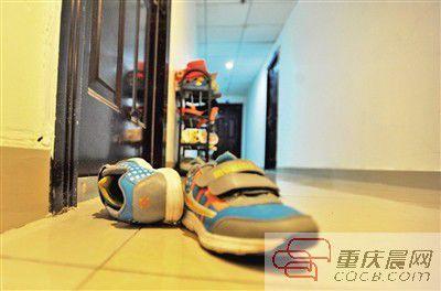 出事小孩的鞋子凌乱地摆放在自家门前。本报记者