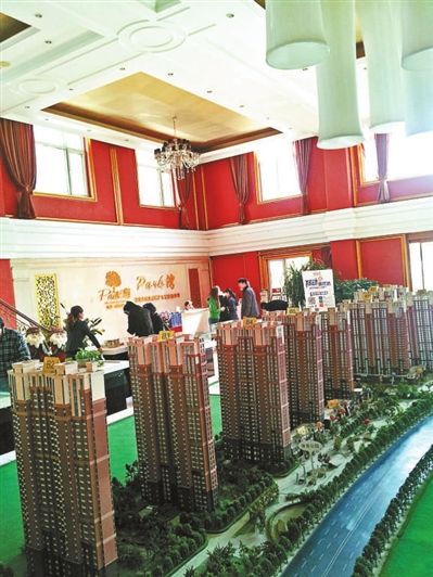 来保定看房的客户有不少来自北京、内蒙古等河北以外的省市摄影/本报记者蔺丽爽 来保定看房的客户有不少来自北京、内蒙古等河北以外的省市摄影/本报记者蔺丽爽