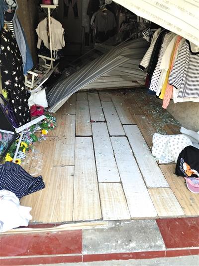 驾车撞进服装店女司机驾龄10年 称车被撞后失控