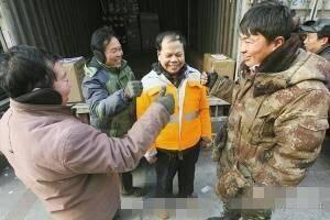 盐城一环卫工夜捡10部手机