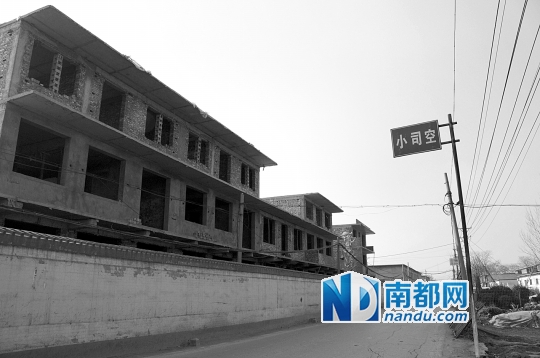 小司空村东头，一排8套的3层联体“别墅”已经建到了第6排。 新华社发