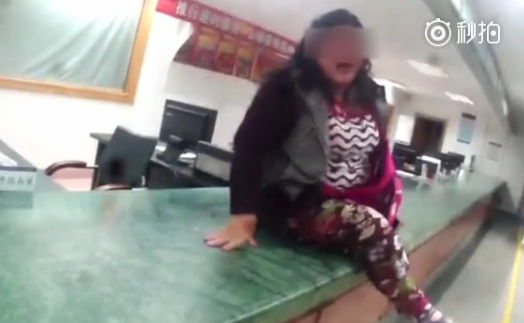 警察让她下来好好说话。女的继续耍赖：我不想跟你们说！