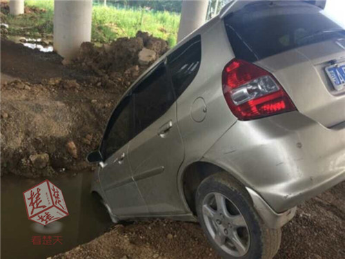 女司机深夜开导航驾车 结果被带进农田深水沟