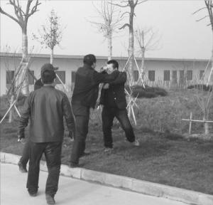 官员殴打记者称看不惯只帮助老百姓(图)