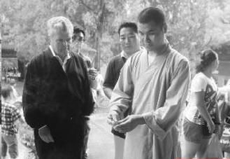 英语熟练的释延政在少林寺接待外国游客 英语熟练的释延政在少林寺接待外国游客