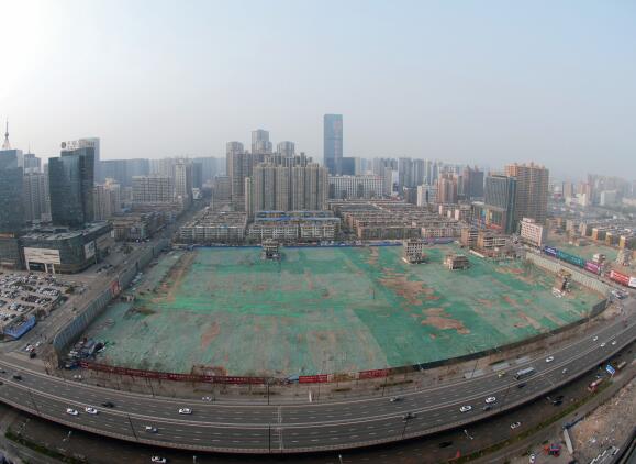 p50-2016 年4 月，经过持续攻坚，亲贤社区西北片区的拆迁工作基本告一段落，但在铺设了防尘绿网的空地中，至今仍有3 户居民选择了“坚守”。(拍摄2016年4月4日)