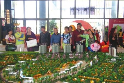 ▲置业者在雅居乐月亮湾销售现场看房。▲ 雅居乐清水湾春节举办慕尼黑啤酒节吸引各地置业者。