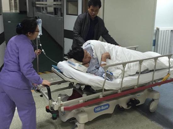 乘客腹痛自己爬下飞机 南航与机场分别致歉