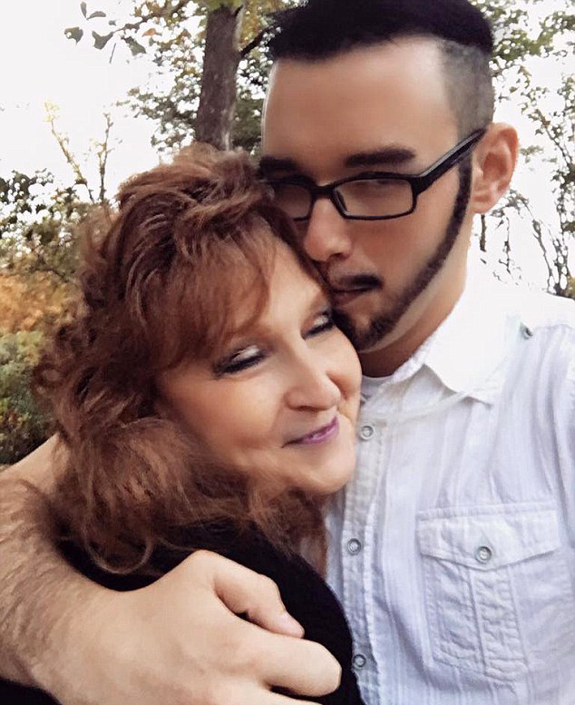 　　据英国《每日邮报》7月20日报道，71岁的阿尔梅达(Almeda errell)在儿子的葬礼上邂逅了17岁的加里．哈德威克(gary hardwick)。两人一见钟情，三周后便闪电结婚。