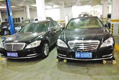 两辆奔驰车牌号一样 司机守3小时一无所获