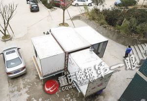 三个车厢组合起来，像一个“品”字。