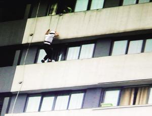 毒贩情妇被警方从11楼索降抓获 惊问我在做梦吗