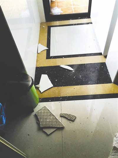 厨房顶部的墙砖掉落（受访者供图）