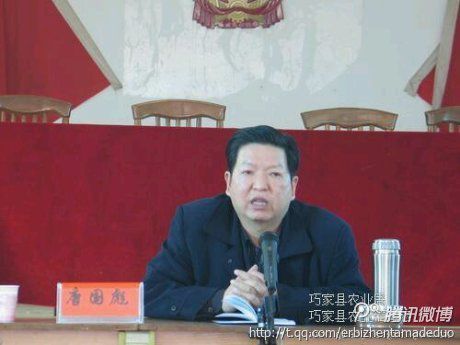 民工在云南巧家县委大院讨薪 当副县长面喝农药